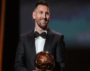 O argentino Messi entregou o troféu para o museu do Barcelona