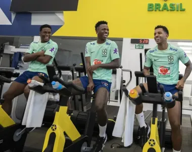 Endrick, Vini Jr e Rodrygo durante treino com a Seleção Brasileira