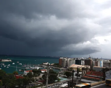 Previsão é de que as fortes chuvas caiam até sábado (27) na cidade de Salvador