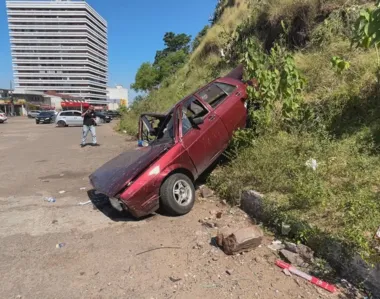 Carro ficou totalmente destruído