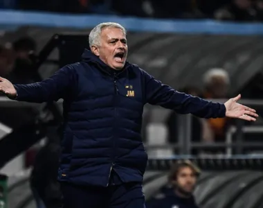 O técnico José Mourinho atualmente comanda a Roma, que está na sétima posição do Italiano