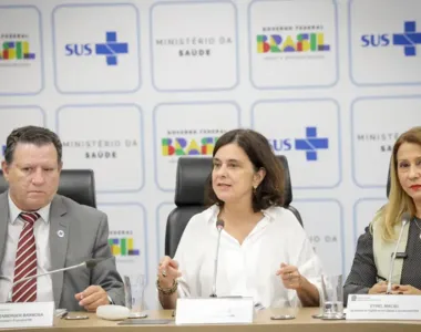 Nísia Trindade (centro) ressaltou que o volume de casos no início de 2024 é atípico