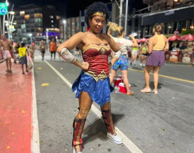 A coroa, Vanuza Conceição, esbanjou alegria em um dos circuitos do Carnaval de Salvador