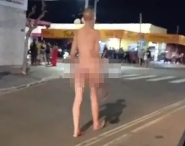 Uma mulher foi flagrada andando sem roupas em rua movimentada do MS