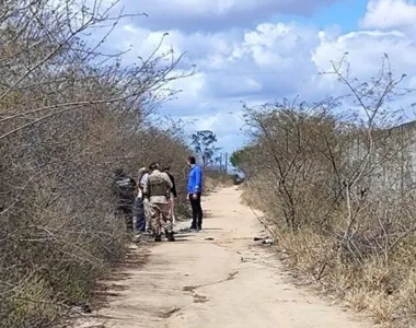 Corpo foi localizado em uma estrada de terra