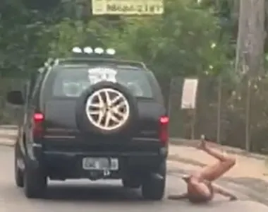Mulher sobe no teto de carro e cai no asfalto após se assustar com viatura da PM no RJ