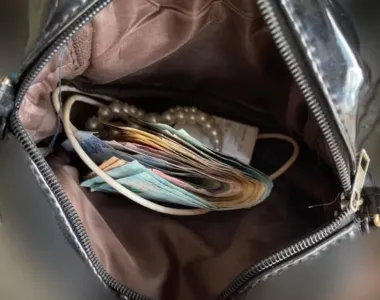Na bolsa da criminosa foram encontrados R$ 800