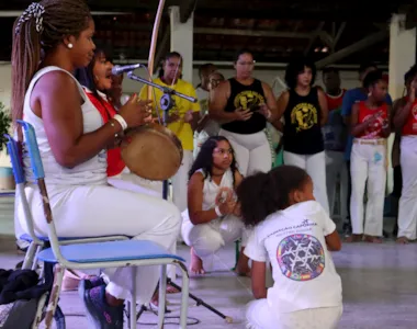 Álbum 'Ela é Mulher Capoeira' reúne 23 músicas cantadas por mulheres capoeiristas da Bahia
