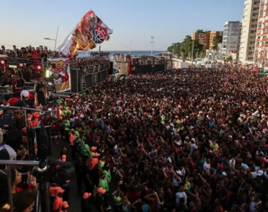 Torcida rubrp-negra lotou a Barra