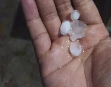 Granizo na mão de um cidadão