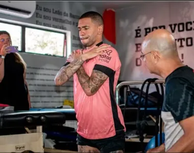 Lucas Esteves treina na academia do Vitória