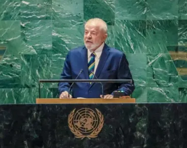 Lula em evento no Rio de Janeiro na noite desta sexta