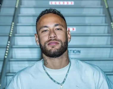 Neymar foi visto conversando com uma nova mulher