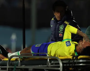 Neymar machucou o joelho esquerdo na partida contra o Uruguai