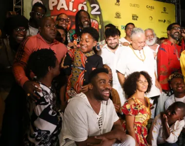 Lázaro Ramos e elenco do filme reunido em pré-estreia no Glauber Rocha