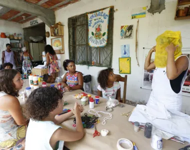 Mãe Natureza mostrando como confeccionar a careta feita de fronha