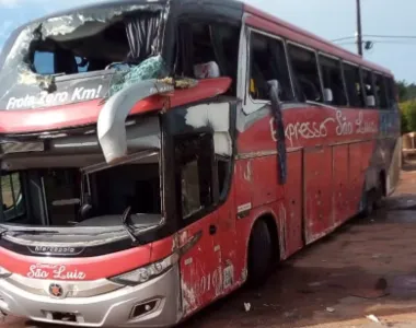 Ônibus ficou totalmente destruído após acidente