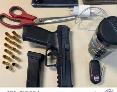 Foram encontrados uma pistola calibre 9mm com numeração suprimida, uma porção de maconha, dez munições de mesmo calibre e um carregador