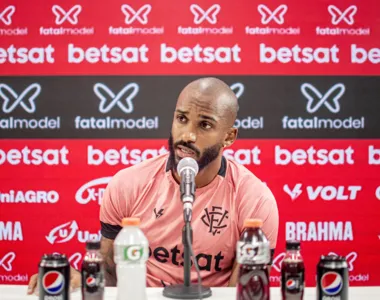 Lateral-esquerdo Patric Calmon bate papo com a imprensa nesta sexta-feira (19)