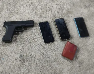 Uma réplica de pistola e três celulares foram encontrados com os suspeitos