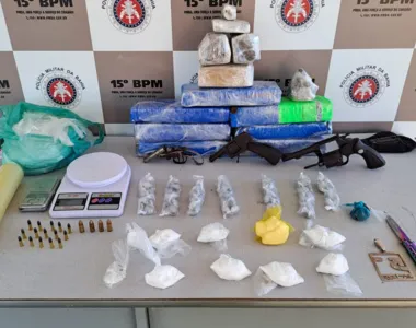 Muitas drogas e três armas foram apreendidas
