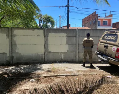 Muro foi pichado com sigla da facção Comando Vermelho