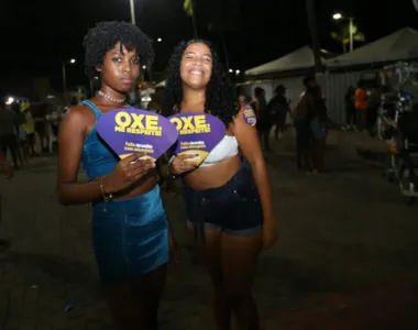 Foliãs aproveitam Carnaval em Itapuã