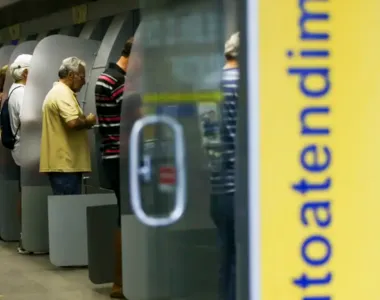 Cada banco institui o valor cobrado pelas transações em seus diferentes canais de atendimento