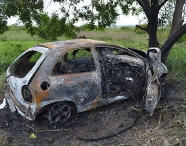 Carro ficou totalmente destruído