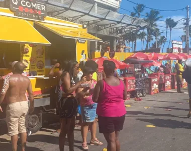 Venda de lanches abastece os foliões no pré-Carnaval
