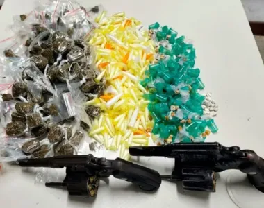 Suspeitos estavam com armas e drogas