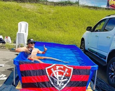 Piscina já instalada por torcedores no estacionamento do Barradão