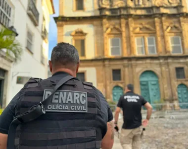 Policiais civis percorrem as ruas do Centro Histórico em busca de pontos de venda de drogas