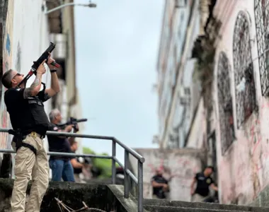 Policiais civis percorreram várias ruas do Pelourinho e outras localidades