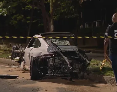 Veículo ficou totalmente destruído com o impacto