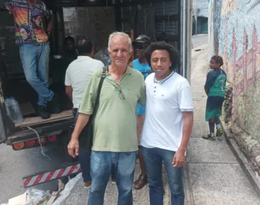 Presidente da Associação de Populares dos Barris ao lado do morador Luís Vitta de 63 anos