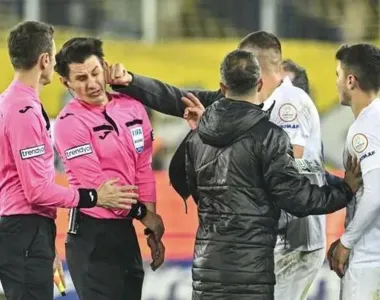Faruk Koca agredindo o árbitro Halil Umut Meler