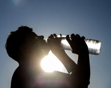 Se hidratar é algo importante diante de tanto calor