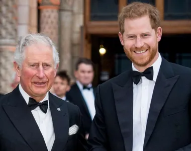 Rei Charles III acompanhado do príncipe Harry