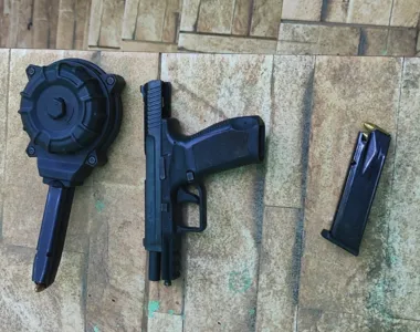 Materiais encontrados com o suspeito