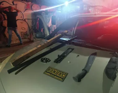 Armas brancas e barras de ferro e madeira, foram encontradas com os suspeitos
