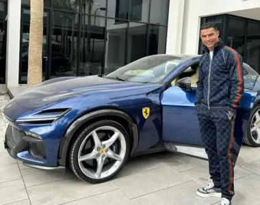 Cristiano posa sorridente ao lado de sua nova aquisição