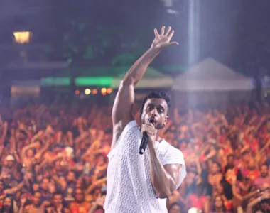 Cantor desfilou nesta quinta-feira (08) no circuito Barra/Ondina