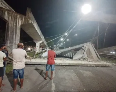 Estrutura caiu na pista após ser atingida por caçamba de caminhão