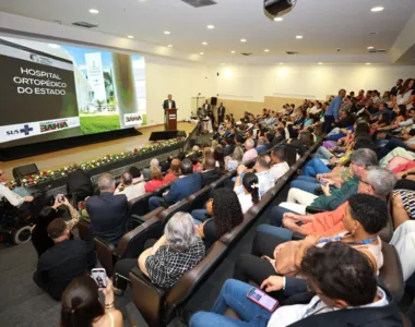 Governador Jerônimo Rodrigues na solenidade de assinatura do contrato com a rede Albert Einstein