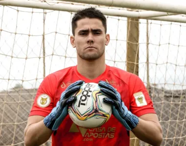 Goleiro Dênis Jr teve contrato renovado com o Bahia até 2026 e foi emprestado novamente