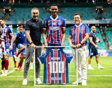 Rezende sendo homenageado após completar 100 jogos pelo Bahia