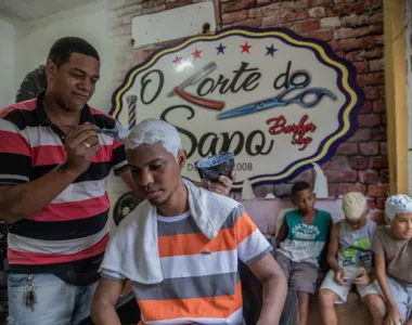 Tendência do verão nas periferias, jovens procuram barbearias para aderir ao visual “loiro pivete”.