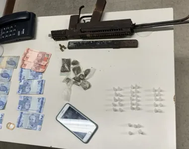 Com o bandido foi apreendido uma metralhadora, três munições intactas calibre 9mm, 37 pinos de cocaína, 09 porções de maconha e dinheiro