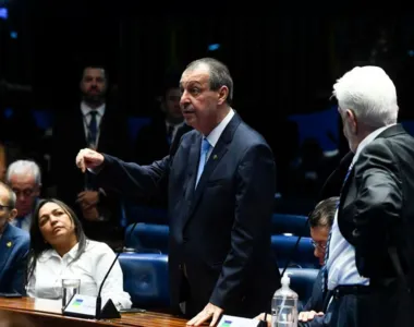 Senador pegou ar com Pacheco durante sessão